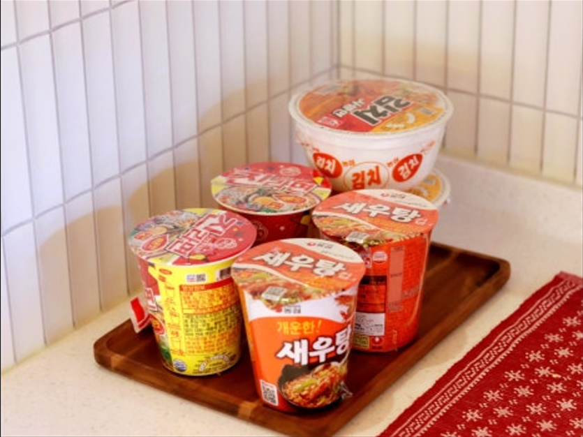 경주 서와 숙소 객실에 준비된 컵라면
