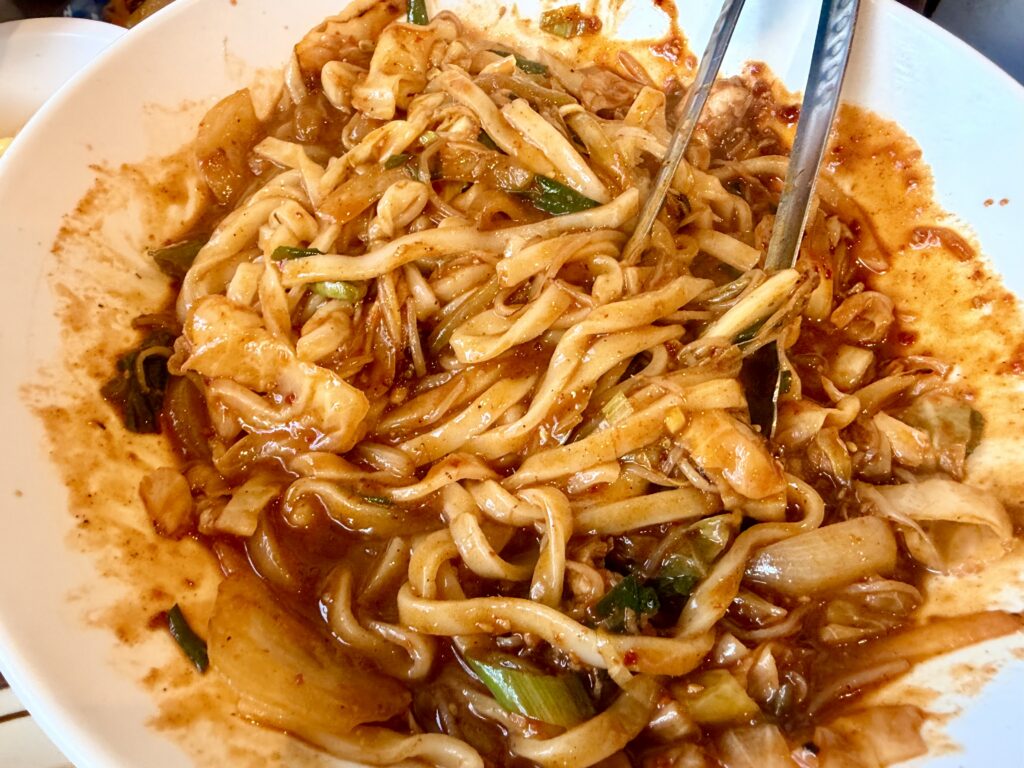 반듯이 낙지비빔칼국수