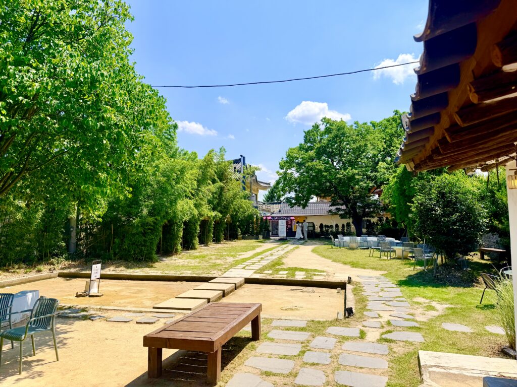 경주 한옥카페 SOL 야외 연못 공간
