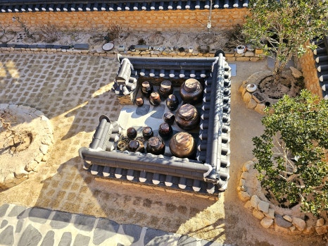 경주 서와 한옥스테이 2층에서 본 한옥 마당