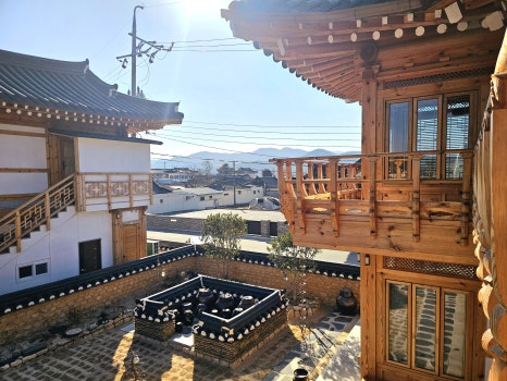 경주 한옥 숙소 서와 마당과 장독대