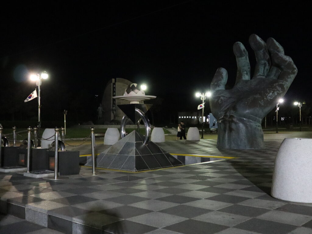 포항 호미곶 육지에 설치된 상생의 손