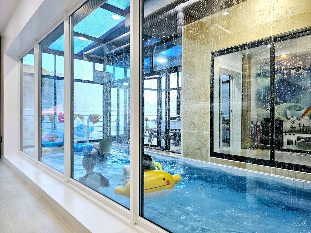 경북 상주 키즈풀빌라 통유리 실내 수영장